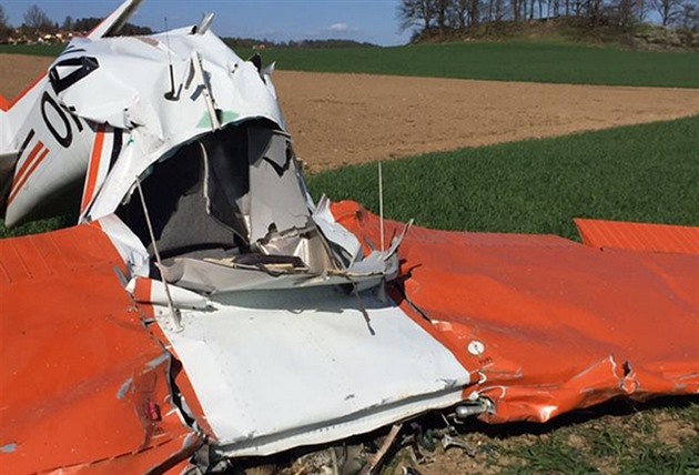 Cessna 150 se zítila do pole u obce Chráovice na Strakonicku.