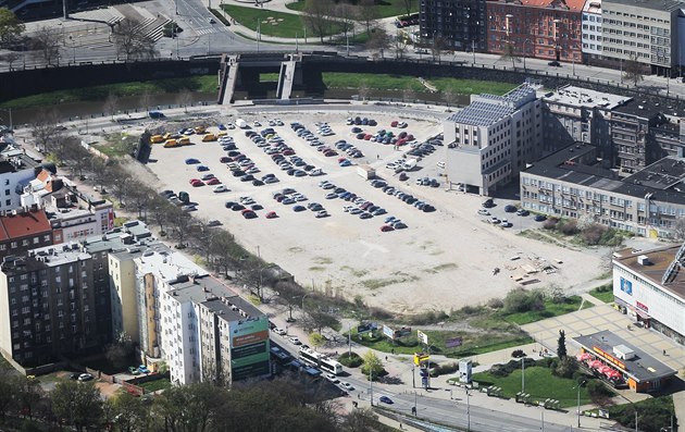 Plocha po zbouraném Dom kultury Inwest v Plzni