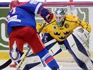Ruský hokejista Vadim ipaev pekovává védského brankáe Jacoba Markströma.