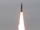 Test balistické rakety v KLDR. Snímek zveřejnila severokorejská agentura KCNA v...