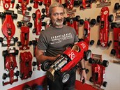 Milan Paulus vyfocený v roce 2016 před jeho „stěnou slávy“ v karvinském bytě,... Milan Paulus vyfocený v roce 2016 před jeho „stěnou slávy“ v karvinském bytě,...