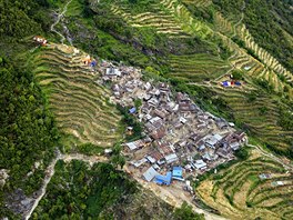 Tém ped rokem dolo v Nepálu k niivému zemtení o síle 7,8. ada vesnic,...