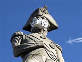 lenové neziskové organizace Greenpeace zavsili na londýnskou sochu admirála...