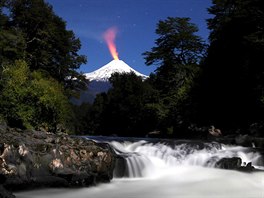 KOUÍCÍ HORA. Fotografie zachycuje noní pohled na chilskou sopku Villarrica,...