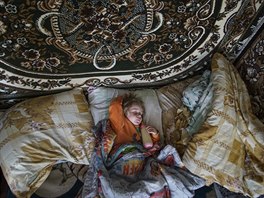 Roní Ukrajinka Natálie Vtrová spí s láhví erstvého mléka v dom ve vesnici...