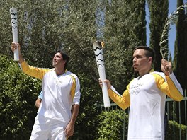 ecký gymnasta Eleftherios Petrounias (vpravo) zapoel tafetu s olympijský...