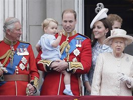 Princ Charles, princ George, princ William, jeho manelka Kate a královna...