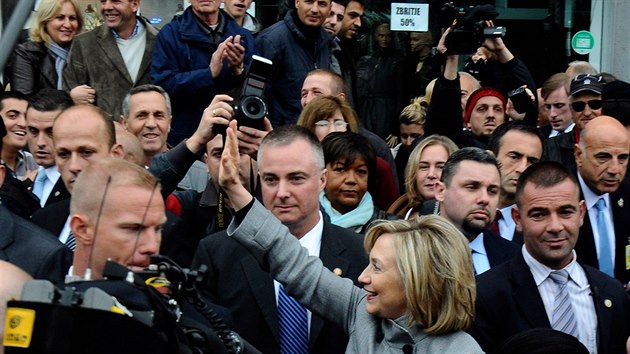 Hillary Clintonov ped obchodem nesoucm jej jmno v Pritin. (13. 10. 2010)