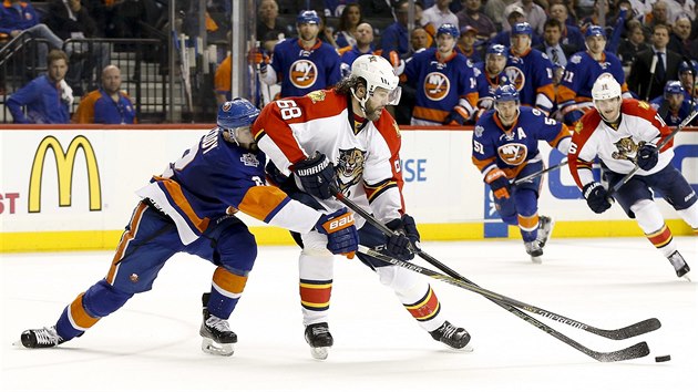 T̎K PRCE. Nick Leddy (vlevo) z NY Islanders zkou odtlait od puku Jaromra Jgra.