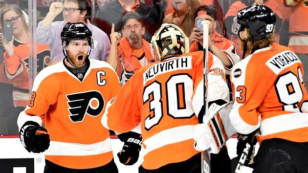 Vtzstv ve tvrtm utkn v srii s Washingtonem slav hri Philadelphie. Zleva: Claude Giroux, Michal Neuvirth a Jakub Vorek.