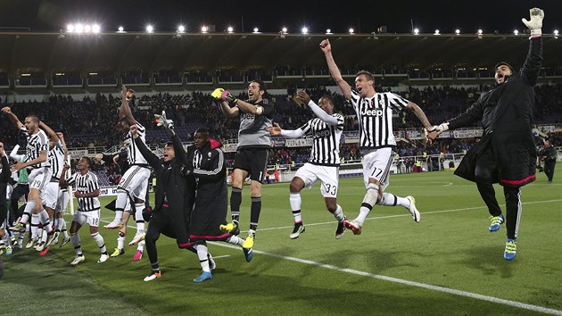 Fotbalist Juventusu kep po utkn s Fiorentinou. Prv zskali mistrovsk titul.