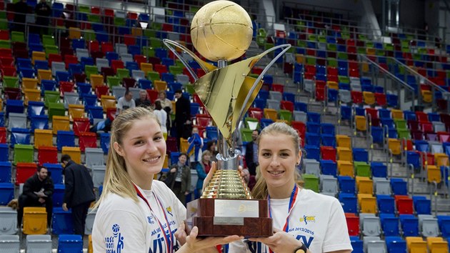 Mistrynmi basketbalov ligy jsou znovu hrky USK. Na snmku jsou Karolna (vlevo) a Kateina Elhotovy s trofej pro vtzky.