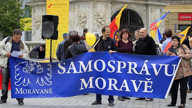 Nkolik destek Moravan protestovalo v Brn proti nzvu Czechia (23.4.2016).