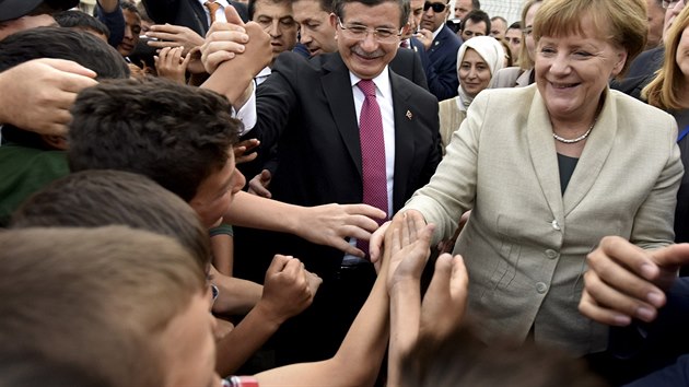 Nmeck kanclka Angela Merkelov a tureck premir Ahmet Davutoglu v uprchlickm tboe v Turecku (23.4.2016).