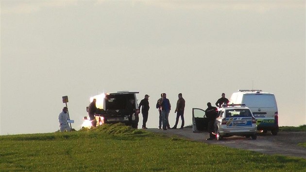 Policist vyetuj zhadnou smrt a zrann v polch mezi obcemi Bukovno a Vinec na Mladoboleslavsku (24.4.2016).