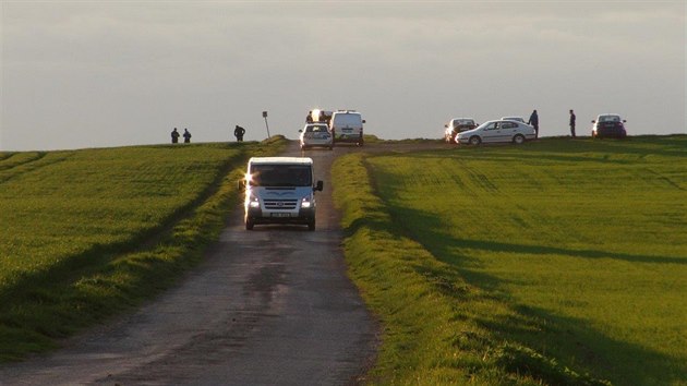 Policist vyetuj zhadnou smrt a zrann v polch mezi obcemi Bukovno a Vinec na Mladoboleslavsku (24.4.2016).