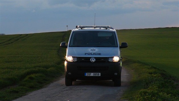 Policist vyetuj zhadnou smrt a zrann v polch mezi obcemi Bukovno a Vinec na Mladoboleslavsku (24.4.2016).