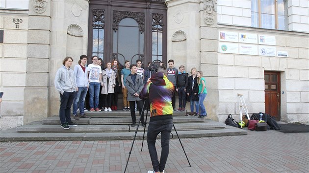 Studenti teplickho gymnzia natoili video na podporu sv spoluaky Eman Ghaleb, kter se stala terem tok odprc muslim. (20. dubna 2016)