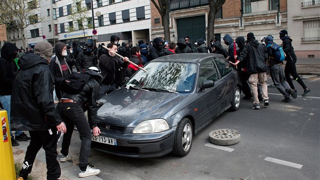 Demonstranti demoluj zaparkovan vozidlo bhem stet s polici v Pai (28. dubna 2016)