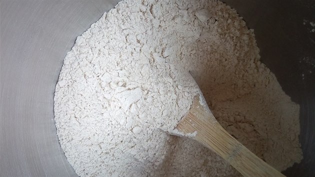 2. Nsledujc mouky prosejeme a smchme dohromady: 150 g itn chlebov mouky, 200 g penin hladk mouky a 120 g paldov celozrnn jemn mlet mouky. M se osvdila ta od Probio, v bio kvalit. Pimchme 11 g soli a 6 g chlebovho koen s anzem (Sonnentor).