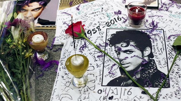 Lid truchl nad smrt americkho zpvka Prince (21.4.2016)