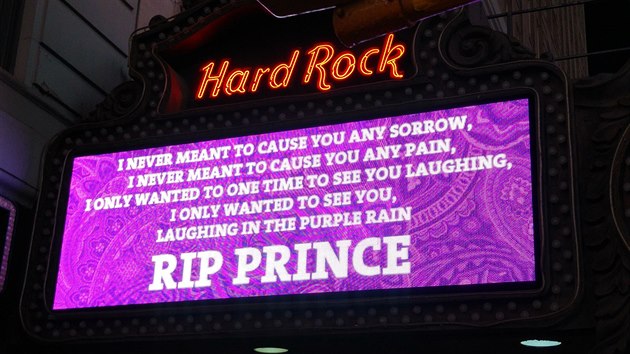 Pouta Hard Rock Cafe na Times Square v New Yorku se vzpomnkou na zpvka Prince, kter zemel ve tvrtek ve vku 57 let (21.4.2016)