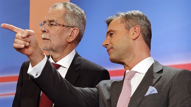 Rakout prezidentt kandidti: Alexander van der Bellen (vlevo) a Norbert Hofer pi TV debat po 1. kole voleb (24.4.2016)