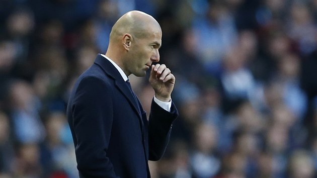 Zinedine Zidane, trenr Realu Madrid, zamylen sleduje sv svence v zpase s Manchesterem City.