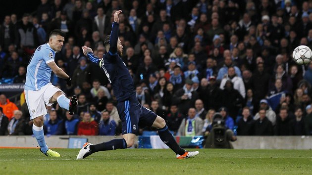 Sergio Agero z Manchesteru City stl na branku Realu Madrid v semifinle Ligy mistr.