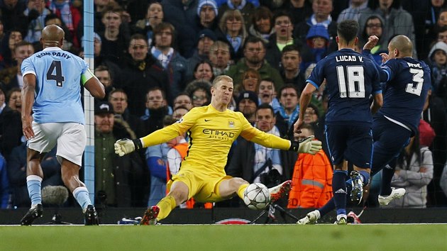 TO CHYTNU! Joe Hart, brank Manchesteru City, vybh proti stele Pepeho a likviduje nejvt anci zpasu.