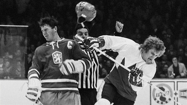 Hokejov zpas mezi eskoslovenskem a Kanadou v roce 1972.