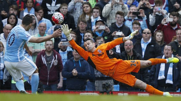 PROMNNÁ PENALTA. Sergio Agüero zvyuje vedení Manchesteru City, branká Shay...