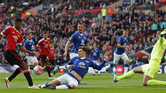 Marcus Rashford, mlad tonk Manchesteru United, zakonuje v semifinle FA Cupu proti Evertonu svou anci.