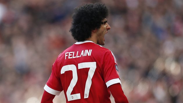 Marouane Fellaini pot, co otevel skre vodnho semifinle Anglickho pohru mezi Manchesterem United a Evertonem.