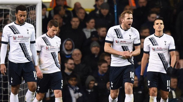 HLAVY DOLE. Fotbalisté Tottenhamu po inkasované brance v duelu s West Bromem.