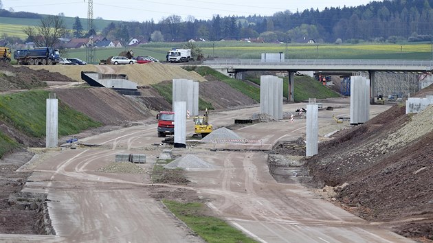 Pokrauje stavba dálnice D3 v úseku Borek - Úsilné u obce Hry u eských...