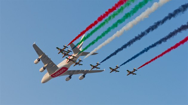 Airbus A380 spolenosti Emirates v doprovodu akrobatick skupiny Al Fursan na strojch Aermacchi MB-339NAT