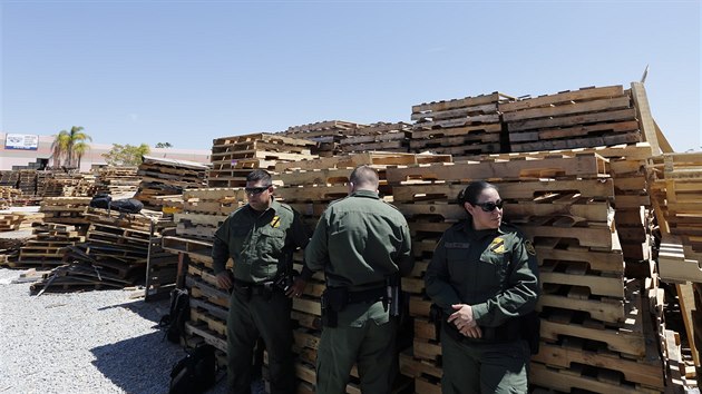 Mexick policie odhalila na hranicch s USA dosud nejdel tunel pro paovn drog (20. dubna 2016)