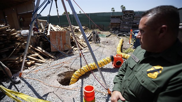 Mexick policie odhalila na hranicch s USA dosud nejdel tunel pro paovn drog (20. dubna 2016)