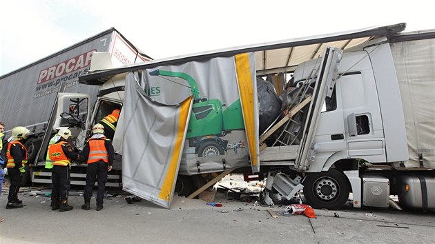 Na 126. kilometru se podle policie srazila ti nkladn auta a dv dodvky.