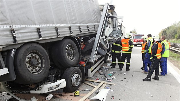 Na 126. kilometru u Vnice se stetlo hned nkolik automobil.