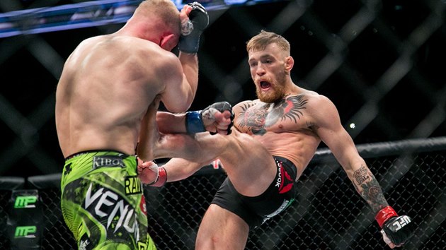 Frontkick od McGregora bol.