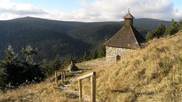 Stvajc pramen Vesov studnky je obestavn a slou jako toit (pi nepzni poas) i jako kaplika.