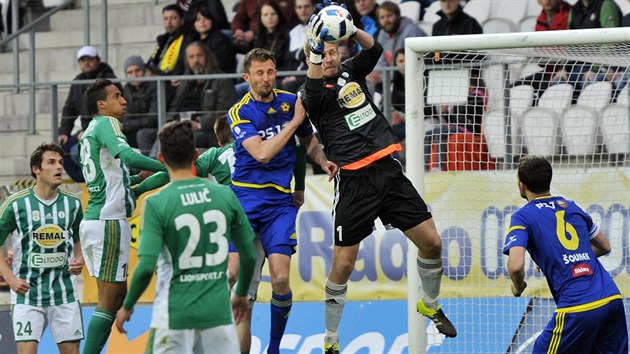 Zdenk Zlmal, brank fotbalist Bohemians, stahuje m ze vzduchu v utkn v Jihlav.