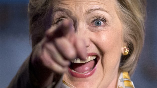 Prezidentsk kandidtka Hillary Clintonov pi pedvolebnm mtinku se svmi volii ve Washingtonu (19. dubna 2016)