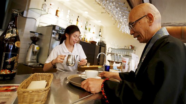 Krom nealkoholickch a alkoholickch npoj Tera Cafe nabz tak jdlo, jako vepov abu-abu nebo kue s pchut zzvoru. 