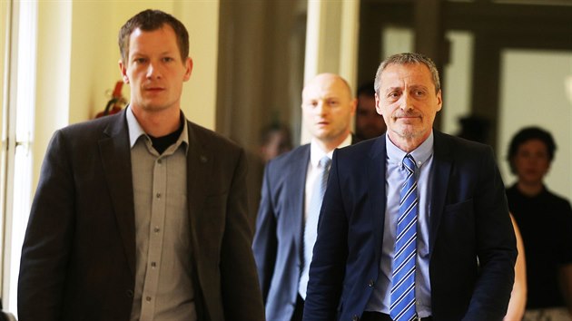 Ministr obrany Martin Stropnick pichz na jednn soudu s dajnm tonkem Igorem evcovem. (26. dubna 2016)