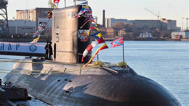Ruská dieselelektrická ponorka Krasnodar kotvící v pístavu v Petrohradu (2....