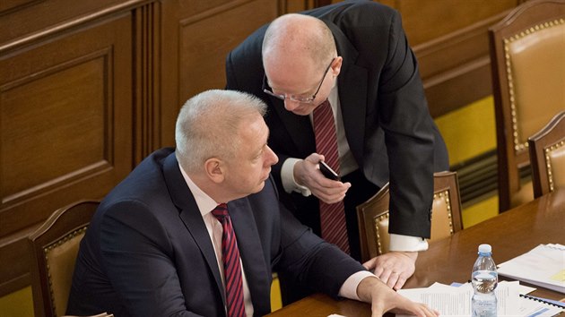Ministr vnitra Milan Chovanec (vlevo) a premir Bohuslav Sobotka na mimodn schzi Poslaneck snmovny k postupu policie pi nvtv nskho prezidenta (21. dubna 2016)