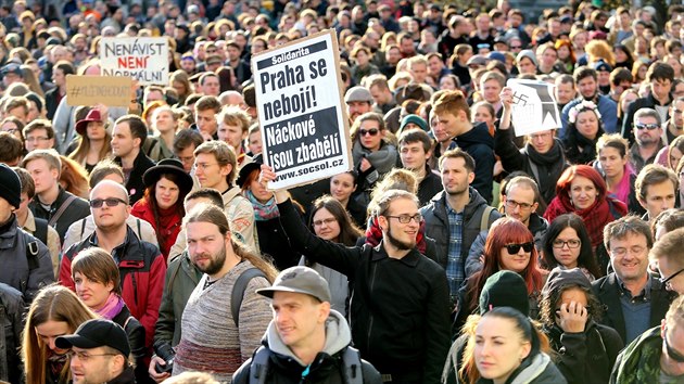 Na nmst Jiho z Podbrad v Praze pily stovky lid vyjdit nesouhlas s vandalismem extrmist (25. dubna 2016).
